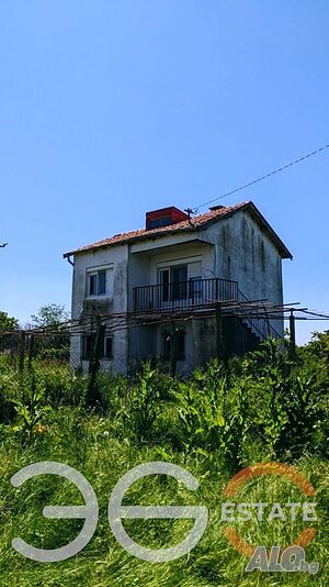 Продава се двуетажна къща с голям двор в с. Методиево, общ. Добричка - само на около 15 км от гр. До.. 80 sq. m. built-up area 1350 sq. m. courtyard | Houses / Villas | Metodievo