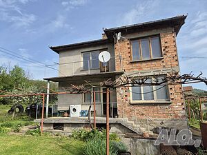 Двуетажна тухлена къща с гараж - с. Вонеща вода 2 - storey 130 sq. m. built-up area 950 sq. m. courtyard | Houses / Villas | Voneshta voda