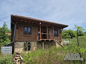 Двуетажна къща с нов покрив 2 - storey 75 sq. m. built-up area 1400 sq. m. courtyard | Houses / Villas | Vishovgrad