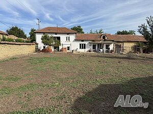 Пет обединени имота, двор 8100кв.м. 2 - storey 300 sq. m. built-up area 8100 sq. m. courtyard | Houses / Villas | Karaisen