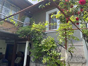 Поддържана къща с 3 спални 2 - storey 150 sq. m. built-up area 2100 sq. m. courtyard | Houses / Villas | Ravnovo