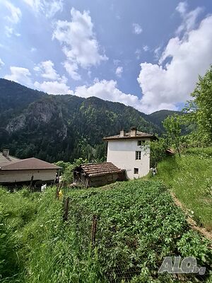 Продава се къща гр. Смолян 2 - storey 106 sq. m. built-up area 320 sq. m. courtyard | Houses / Villas | Sredok Smolyan