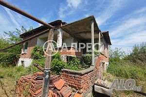 Парцел на главна улица със стара къща 1 - storey 63 sq. m. built-up area 1880 sq. m. courtyard | Houses / Villas | Roza
