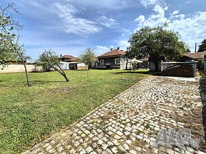 ДВЕ КЪЩИ, с. Николово, РЗП 135 кв.м., двор 1273 кв.м., с гараж 1 - storey 135 sq. m. built-up area 1273 sq. m. courtyard | Houses / Villas | Nikolovo