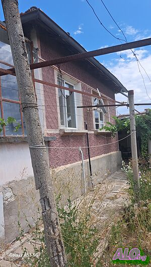 къща с голям двор и склад 1 - storey 70 sq. m. built-up area 1350 sq. m. courtyard | Houses / Villas | Rusokastro