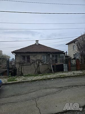 Продаваме къща в гр. Средец 2 - storey 136 sq. m. built-up area 745 sq. m. courtyard | Houses / Villas | Sredets