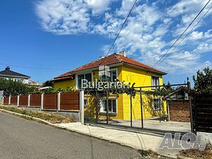 Просторна обзаведена къща на два етажа 2 - storey 184 sq. m. built-up area 650 sq. m. courtyard | Houses / Villas | Marinka