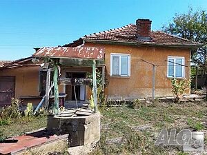 Едноетажна къща с равен двор, кладенец и гараж в с. Сушица 1 - storey 70 sq. m. built-up area 1130 sq. m. courtyard | Houses / Villas | Sushitsa