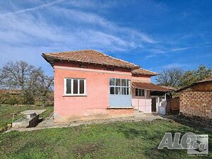 Къща с равен двор и кладенец, в добро състояние, в с. Дъскот 1 - storey 83 sq. m. built-up area 1420 sq. m. courtyard | Houses / Villas | Daskot