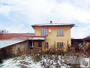 Двуетажна къща с голям равен двор и каменни стопански постройки в село Добромирка 2 - storey 114 sq. m. built-up area 850 sq. m. courtyard | Houses / Villas | Dobromirka