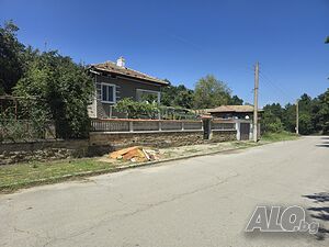 Продава се къща с голям двор 1,5 дка, гараж, стопански постройки и обновени инсталации 1 - storey 150 sq. m. built-up area 1350 sq. m. courtyard | Houses / Villas | Cherni bryag