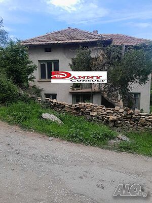 Стара къща с двор и пет декара гори в с. Коевци 2 - storey 100 sq. m. built-up area 900 sq. m. courtyard | Houses / Villas | Koevtsi