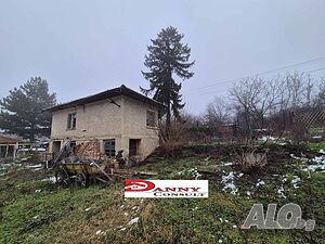 Стара къща с двор и кладенец в с. Балканци - общ. Стражица 1 - storey 100 sq. m. built-up area 1000 sq. m. courtyard | Houses / Villas | Balkantsi