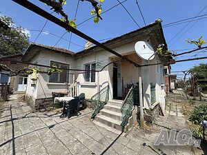 1403 кв.м двор с две къщи и канализация с лице към асфалтов път - с. Тръстиково 2 - storey 104 sq. m. built-up area 1403 sq. m. courtyard | Houses / Villas | Trastikovo