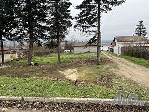 Парцел-800кв. яз. Тича-Първа Линия 1 - storey 100 sq. m. built-up area 800 sq. m. courtyard | Houses / Villas | Lovets