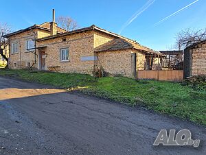 Продавам дворно място и къща със стопански постройки 1 - storey 131 sq. m. built-up area 1680 sq. m. courtyard | Houses / Villas | Medovina