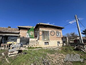 Тухлена къща с голям двор, село Тръница 122 sq. m. built-up area 1982 sq. m. courtyard | Houses / Villas | Tranitsa