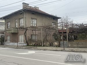 Къща с потенциал и отлична централна локация 2 - storey 200 sq. m. built-up area 425 sq. m. courtyard | Houses / Villas | Barakovo