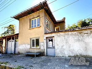 Двуетажна къща, гр. Опака 2 - storey 120 sq. m. built-up area 790 sq. m. courtyard | Houses / Villas | Opaka