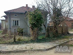 Едноетажна масивна тухлена къща, с РЗП 96 кв.м. и парцел с площ от 1870 кв.м. 1 - storey 96 sq. m. built-up area 1870 sq. m. courtyard | Houses / Villas | Dolna Riksa