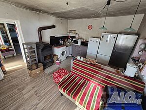 Едноетажна къща с голям двор в село в близост до Генерал Тошево 1 - storey 75 sq. m. built-up area 2690 sq. m. courtyard | Houses / Villas | General Toshevo