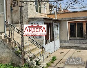 Масивна тухлена къща, двор, в близост до асфалтов път - гр. Брезово 2 - storey 100 sq. m. built-up area 1000 sq. m. courtyard | Houses / Villas | Brezovo