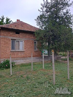 Къща на един етаж 97 кв.м/двор 900 кв.м/Тухла/Гредоред/с. Божурица-Център/Плевен 1 - storey 97 sq. m. built-up area 900 sq. m. courtyard | Houses / Villas | Център Bozhuritsa