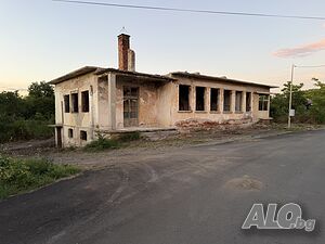 Продавам имот 1 - storey 220 sq. m. built-up area 670 sq. m. courtyard | Houses / Villas | Svetlina