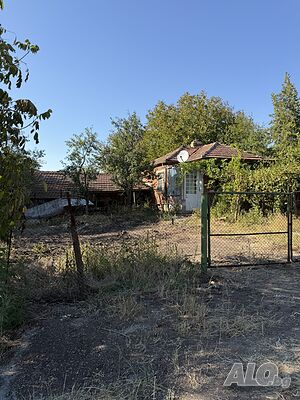 Продавам къща 1 - storey 48 sq. m. built-up area 930 sq. m. courtyard | Houses / Villas | Svetlina