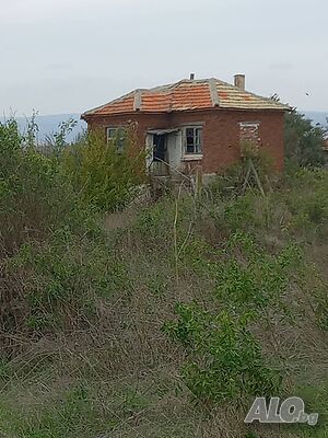 Продавам дворно място със полу срутена къща 1 - storey 70 sq. m. built-up area 2400 sq. m. courtyard | Houses / Villas | Карнобат Devetak