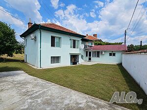 Продава се двуетажна къща с двор, лятна кухня и кладенец в с. Старосел 2 - storey 120 sq. m. built-up area 900 sq. m. courtyard | Houses / Villas | Starosel