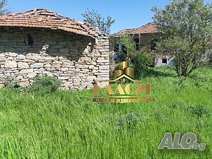 Двор със стара къща в село Вълча поляна 1 - storey 60 sq. m. built-up area 1500 sq. m. courtyard | Houses / Villas | Valcha polyana