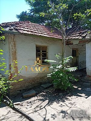 Парцел с къща за събаряне 1 - storey 64 sq. m. built-up area 585 sq. m. courtyard | Houses / Villas | Granitovo
