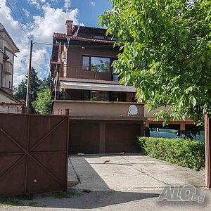 Изцяло ремонтирана и обзаведена къща на 4 етажа с 2 гаража 4 - storey or larger 300 sq. m. built-up area 460 sq. m. courtyard | Houses / Villas | ул. Москва Bankya