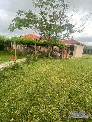 Продава се отремонтирана къща с голям двор 1 - storey 300 sq. m. built-up area 2140 sq. m. courtyard | Houses / Villas | Dragodanovo