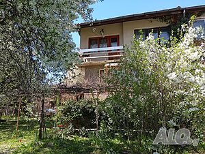 Продава се двуетажна къща-близнак 2 - storey 120 sq. m. built-up area 500 sq. m. courtyard | Houses / Villas | Годеч-център Godech