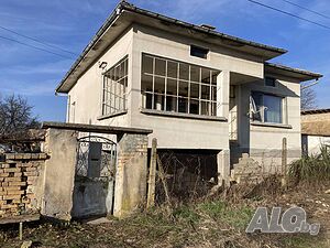 Едноетажна къща с двор и селскостопански постройки с. Медовина 1 - storey 80 sq. m. built-up area 770 sq. m. courtyard | Houses / Villas | Medovina