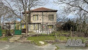 Продаваме стара къща на два етажа на 10км от Карнобат с. Добриново 2 - storey 100 sq. m. built-up area 5000 sq. m. courtyard | Houses / Villas | Dobrinovo
