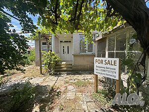 Продавам ъглов парцел с едноетажна къща на асфалтирана улица!!! 1 - storey 80 sq. m. built-up area 670 sq. m. courtyard | Houses / Villas | Lyulyakovo