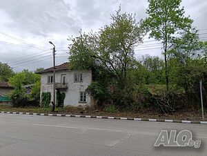 Къща на главен път в обл. Плевен / с партида за ток и вода/. 2 - storey 100 sq. m. built-up area 810 sq. m. courtyard | Houses / Villas | Stezherovo