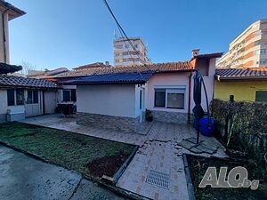 Едноетажна къща с двор 96кв.м., район бул. ” Хр. Ботев” 1 - storey 48 sq. m. built-up area 96 sq. m. courtyard | Houses / Villas | Center Pleven
