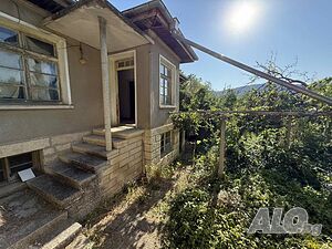 Пордажба на къща в с. Мадара 1 - storey 102 sq. m. built-up area 1008 sq. m. courtyard | Houses / Villas | Madara
