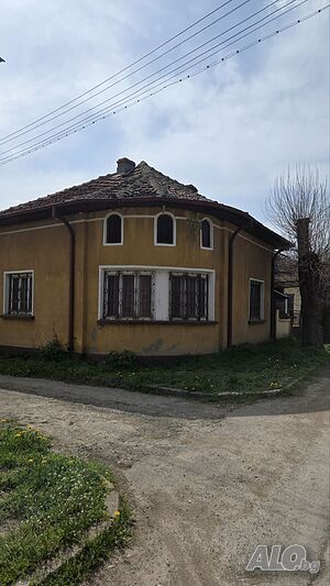 Продавам заедно къща с двор и отделна градина (УПИ) в с. Катунец 1 - storey 65 sq. m. built-up area 929 sq. m. courtyard | Houses / Villas | на централната улица Katunets