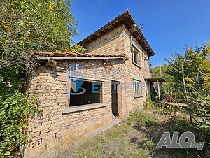 Масивна тухлена двуетажна къща с голям двор в село Драгомирово, община Свищов 2 - storey 148 sq. m. built-up area 2500 sq. m. courtyard | Houses / Villas | Dragomirovo
