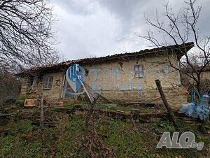 Голям парцел със стара къща в с. Балканци, общ. Стражица, обл. В. Търново 60 sq. m. built-up area 2500 sq. m. courtyard | Houses / Villas | Balkantsi