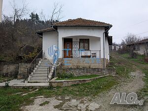 Едноетажна монолитна къща в центъра на град Златарица 1 - storey 65 sq. m. built-up area 154 sq. m. courtyard | Houses / Villas | Zlataritsa