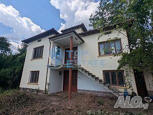 Двуетажна масивна къща с гараж и голям двор в село Сломер 2 - storey 162 sq. m. built-up area 1820 sq. m. courtyard | Houses / Villas | Slomer