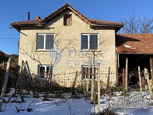 Двуетажна тухлена къща с панорамна гледка в с. Коевци, област Велико Търново. 2 - storey 110 sq. m. built-up area 1000 sq. m. courtyard | Houses / Villas | Koevtsi