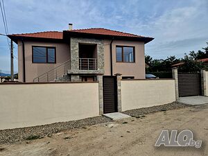 Масивна Двуетажна къща с. Старосел от собственик. 2 - storey 140 sq. m. built-up area 650 sq. m. courtyard | Houses / Villas | Старосел Starosel