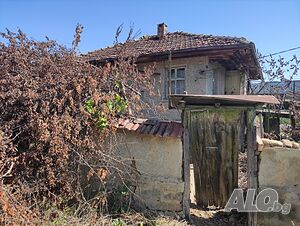 Продавам дворно място със стара къща 1 - storey 46 sq. m. built-up area 1072 sq. m. courtyard | Houses / Villas | ул. Пета 13 Slivovitsa